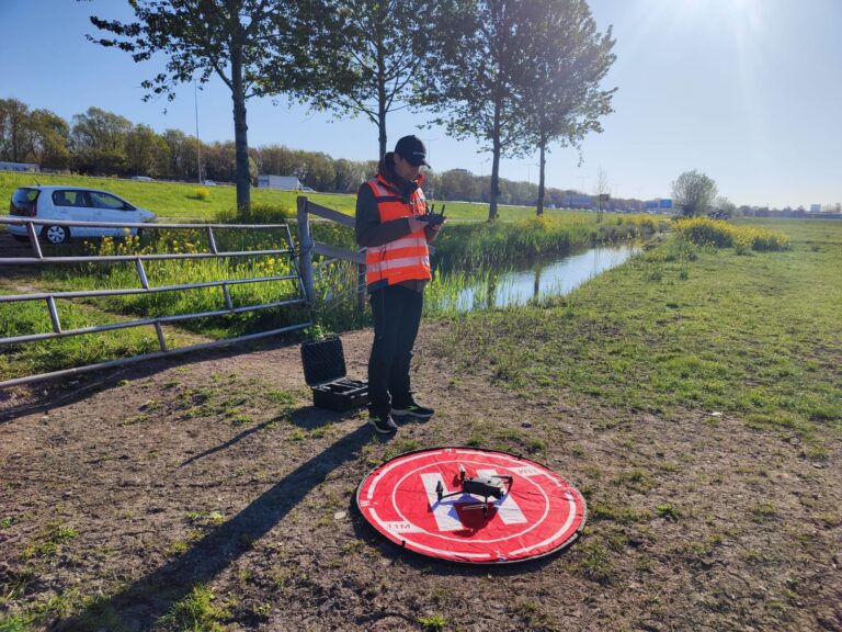 Drone op de landingsplaats in een weiland tijdens hazenonderzoek met warmtebeeldcamera