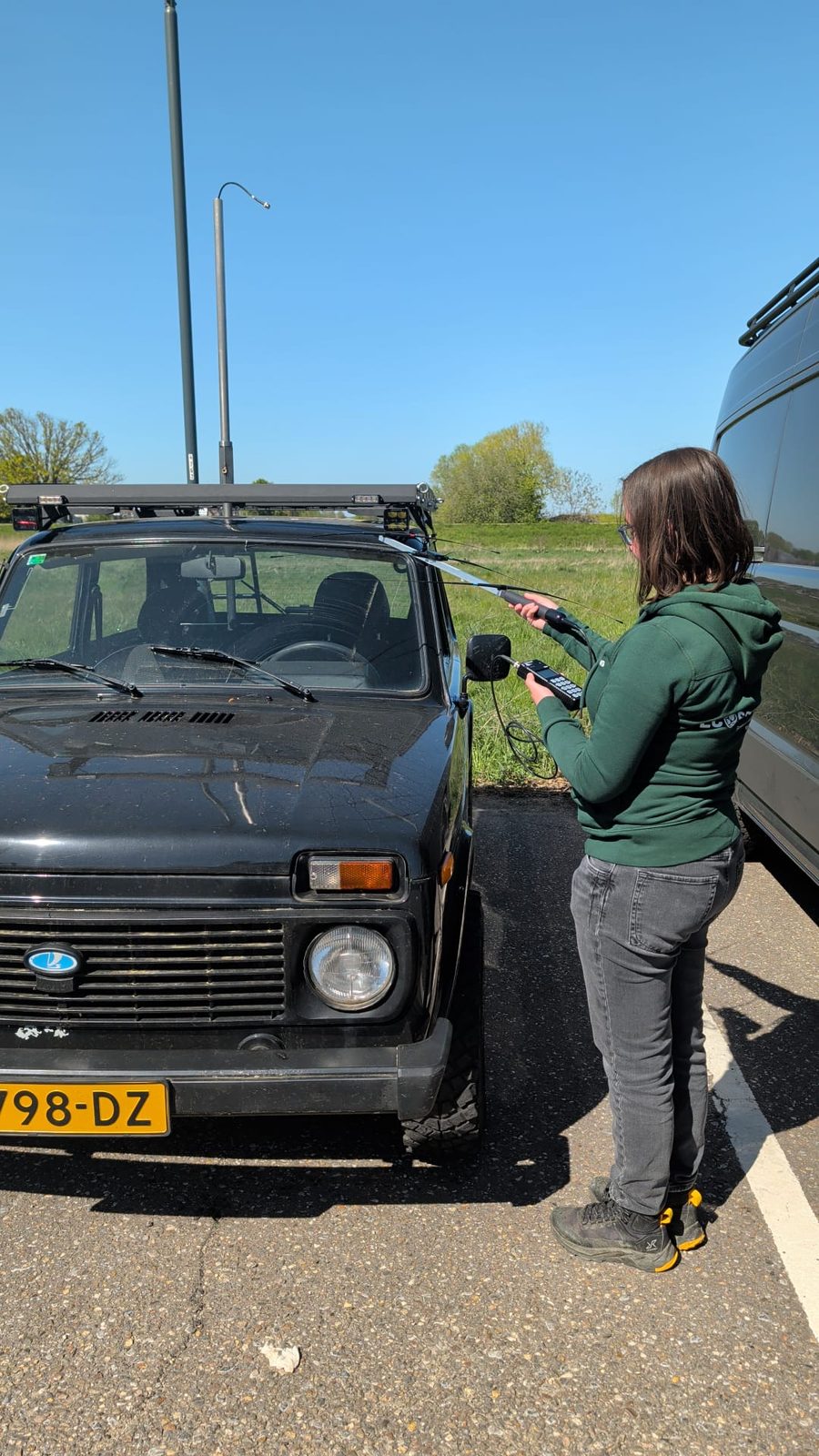 Veldbus met grote telemetrie-antenne op het dak tijdens de cursus telemetrie-onderzoek