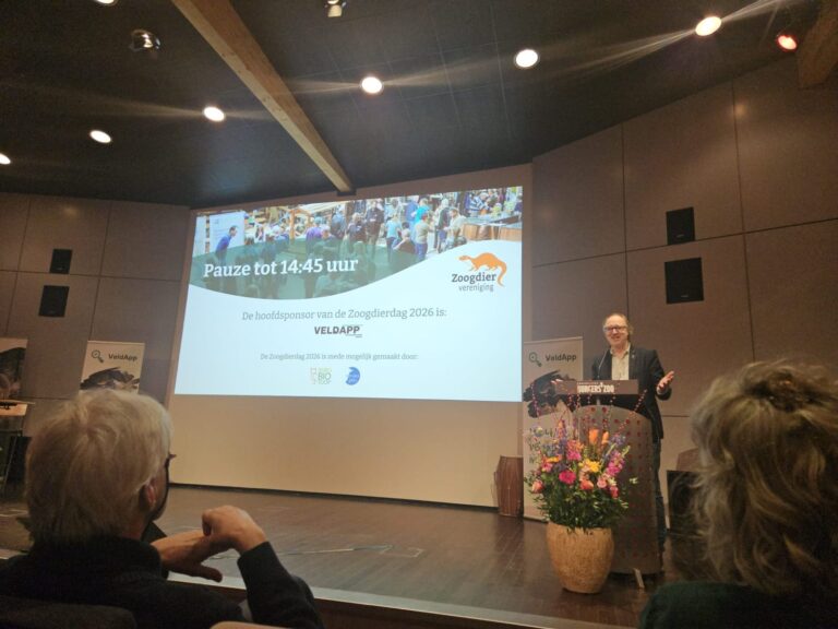 Presentatie tijdens de Zoogdierendag 2026 in Burgers Zoo, met de VeldApp als hoofdsponsor op het scherm